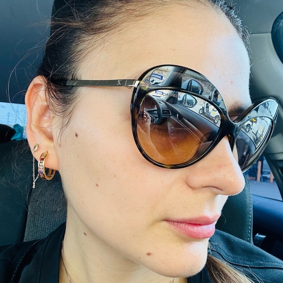 Beautiful Authentic Chanel CC Logo Sunglasses - Picture 13 of 16